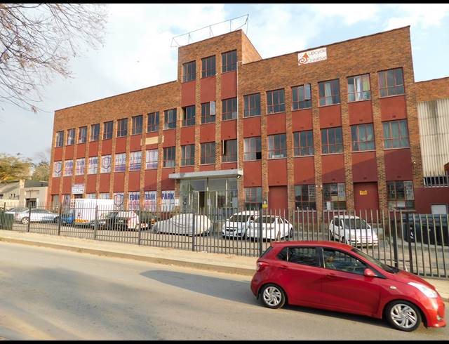 2,413M² BUILDING FOR SALE IN FONTAINEBLEAU